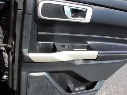 Used 2021 Ford Explorer XLT image 34