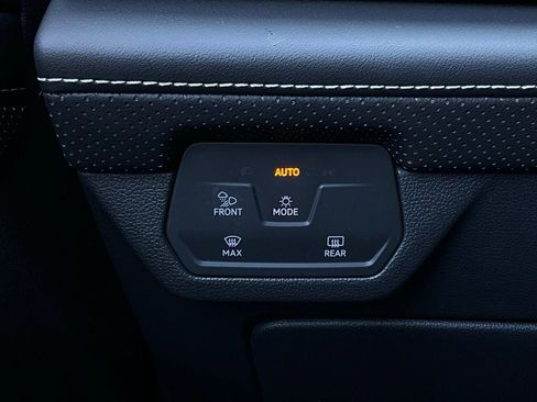 Used 2025 Volkswagen Atlas Cross Sport SE image 21