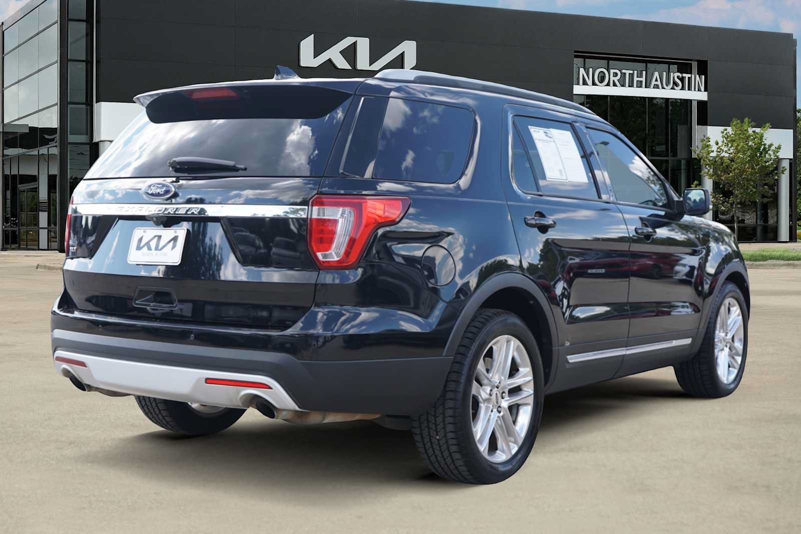 Used 2017 Ford Explorer XLT w/ Equipment Group 202A FWD image 5