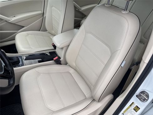 Used 2018 Volkswagen Passat 2.0T SE w/ SE Lighting Package FWD image 11