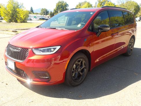 Used 2025 Chrysler Pacifica Premium image 1