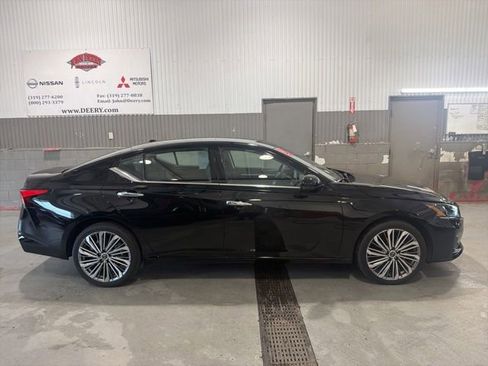 Used 2025 Nissan Altima 2.5 SL AWD/4WD image 2