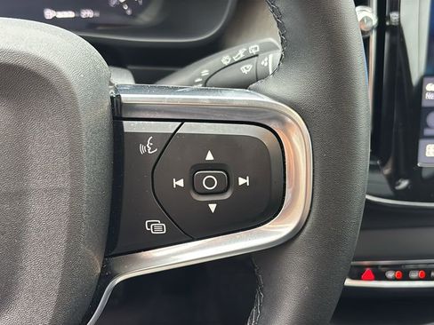 Certified 2025 Volvo XC40 B5 Plus AWD/4WD image 17