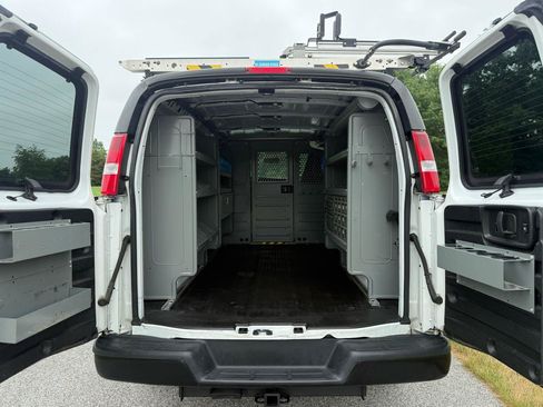 Used 2017 Chevrolet Express 2500 RWD image 9