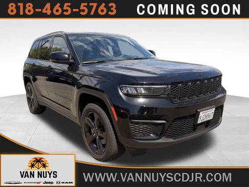 Used 2023 Jeep Grand Cherokee Altitude RWD image 1