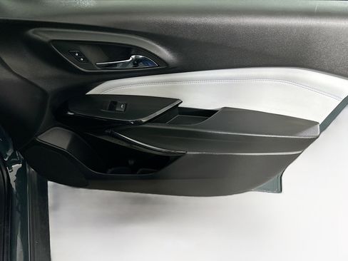 Used 2025 Chevrolet Trax LT FWD image 30
