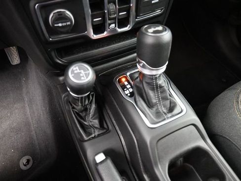 Used 2025 Jeep Wrangler Unlimited Sahara AWD/4WD image 25