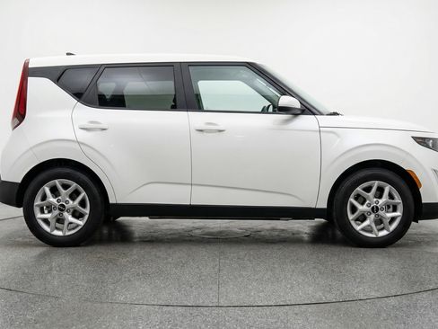 Used 2025 Kia Soul LX w/ LX Technology Package image 11