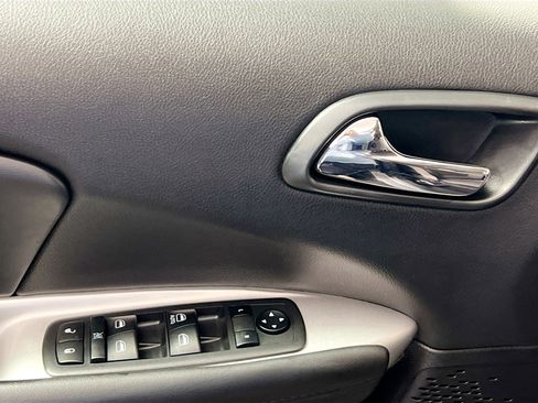 Used 2018 Dodge Journey SE image 16