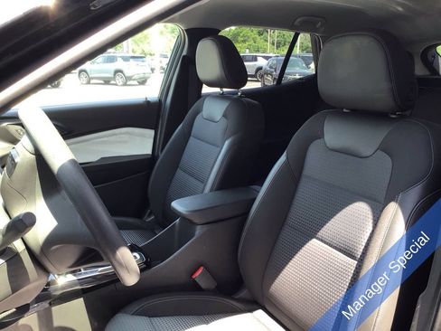 Used 2025 Chevrolet Trax LT FWD image 24