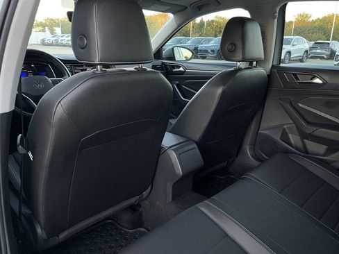 Certified 2023 Volkswagen Jetta SE w/ Panoramic Sunroof Package image 25