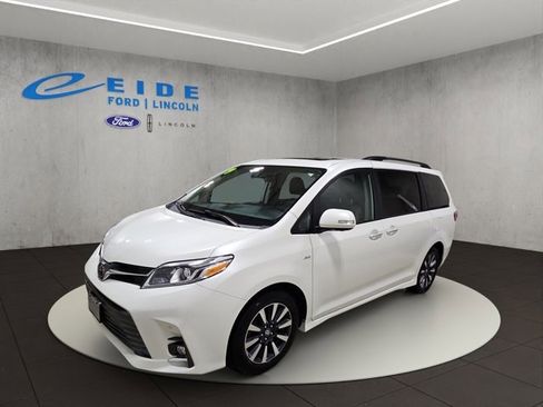 Used 2019 Toyota Sienna Limited image 3