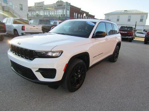 Used 2024 Jeep Grand Cherokee Altitude AWD/4WD image 7