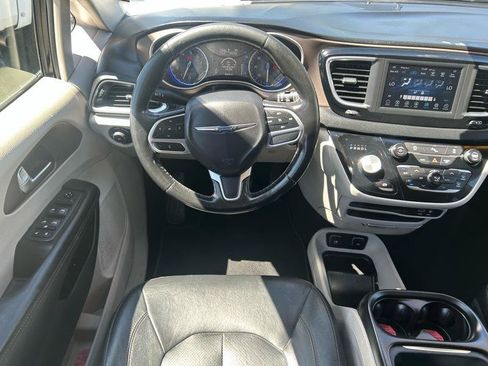 Used 2019 Chrysler Pacifica Touring-L FWD image 9