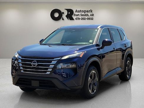 Used 2025 Nissan Rogue SV FWD image 2