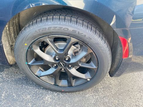 Used 2025 Chrysler Pacifica Limited FWD image 2