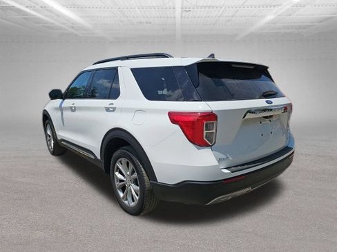 Used 2023 Ford Explorer XLT AWD/4WD image 3
