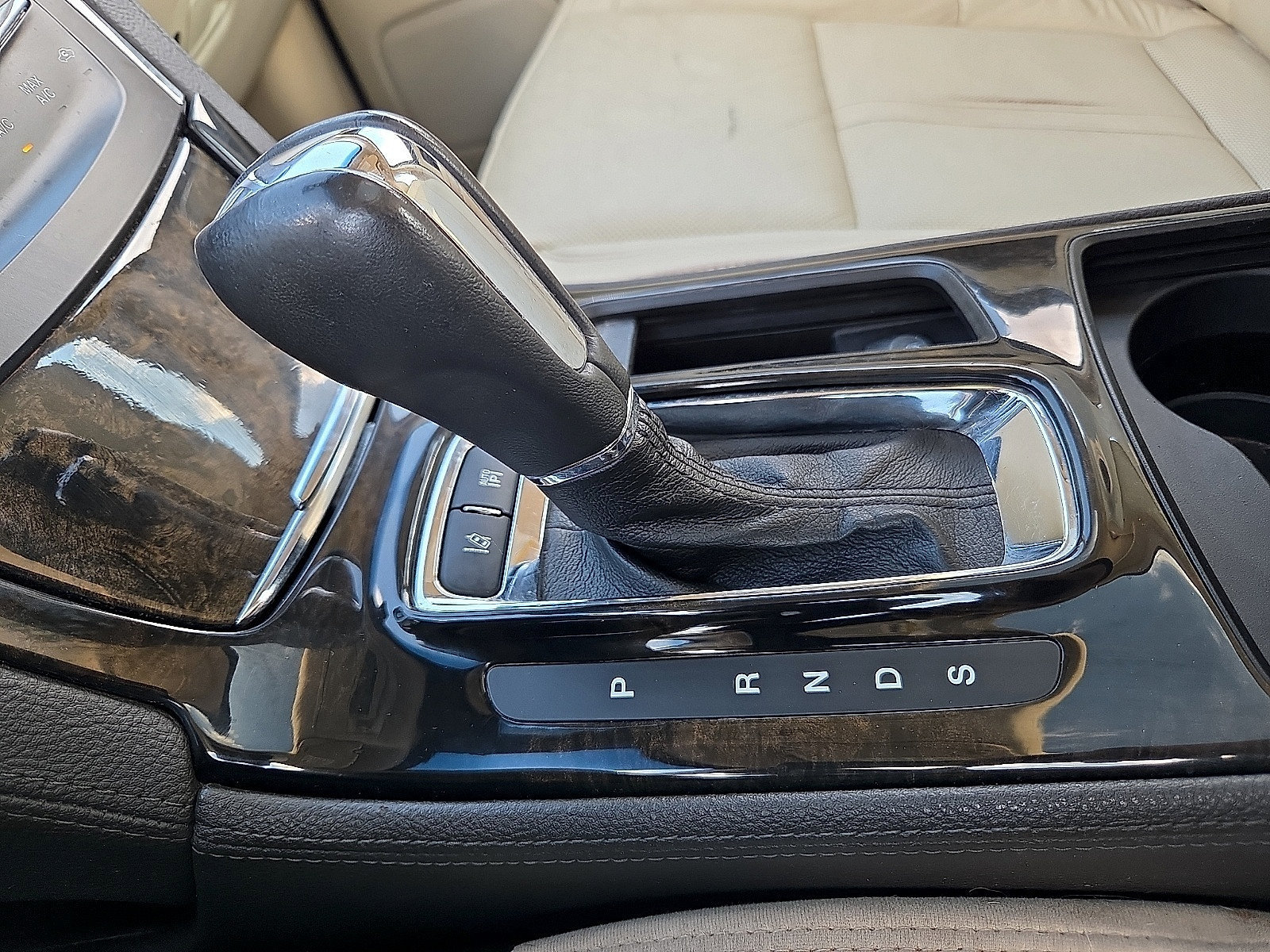 Used 2013 Lincoln MKS FWD image 17