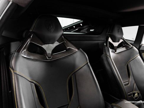 Used 2022 Lamborghini Huracan EVO image 45