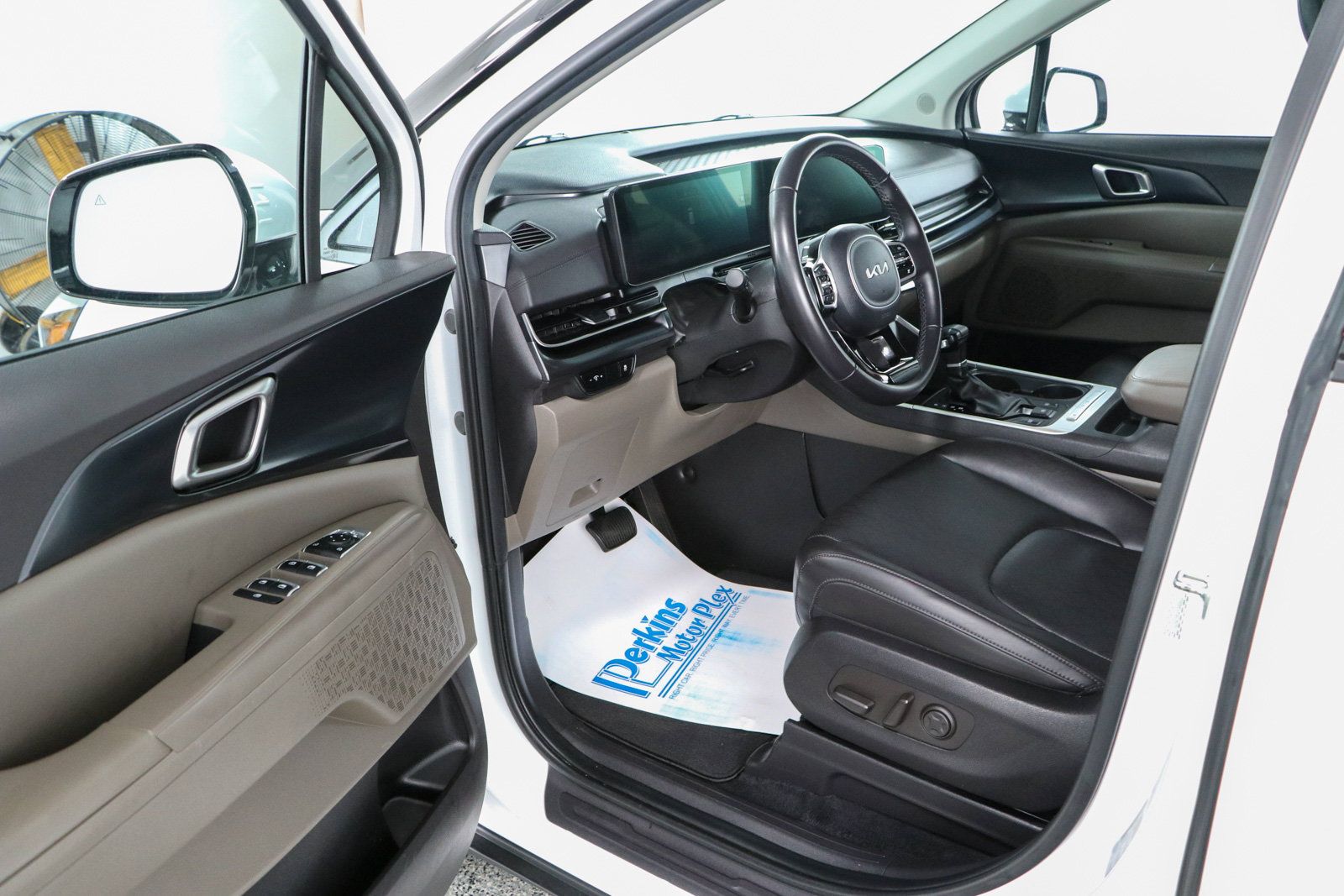 Used 2025 Kia Carnival FWD image 3