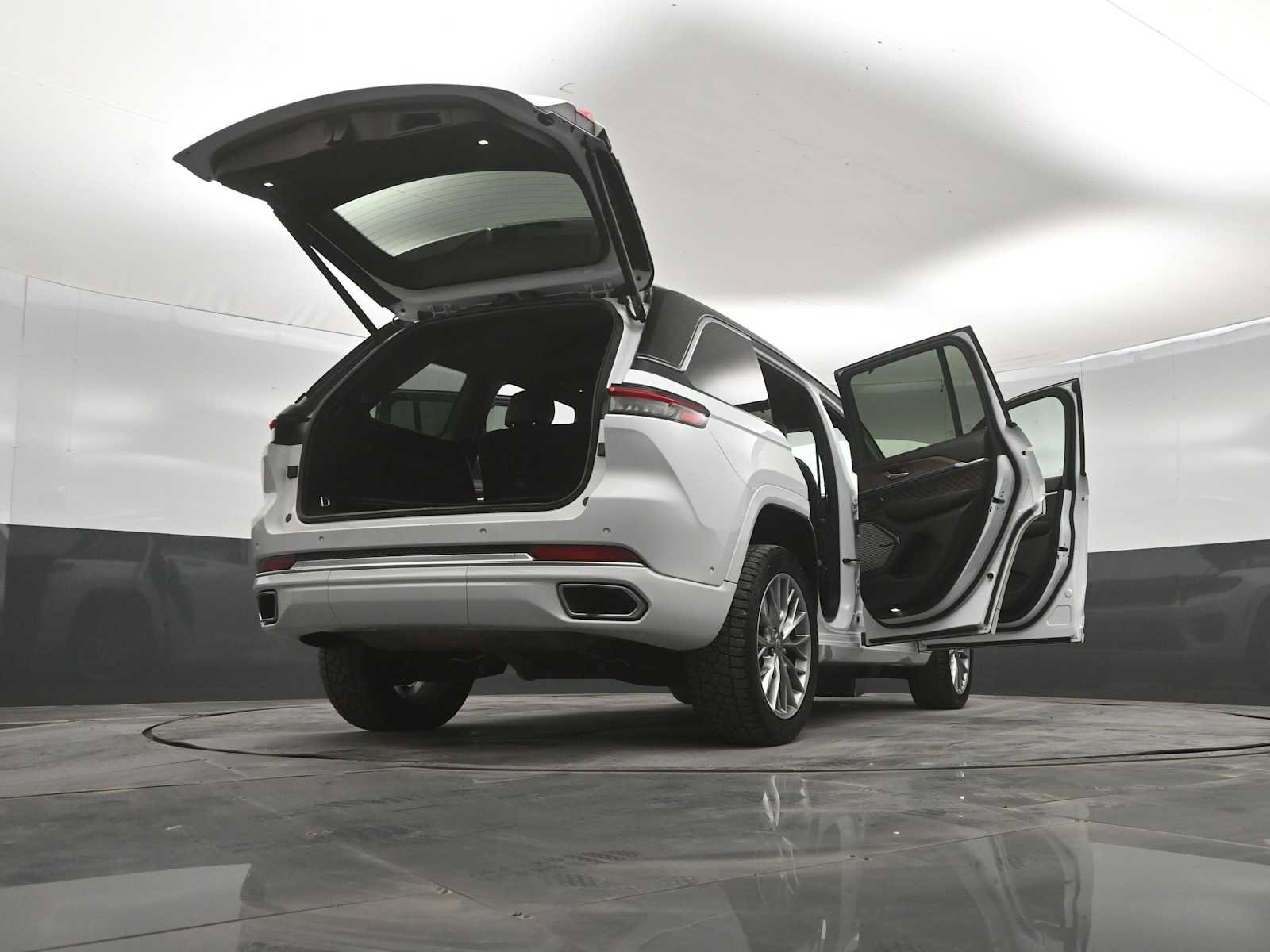 Used 2022 Jeep Grand Cherokee Summit w/ Advanced Protech Group IV AWD/4WD image 46