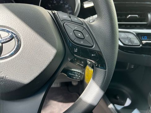 Used 2019 Toyota C-HR LE FWD image 12
