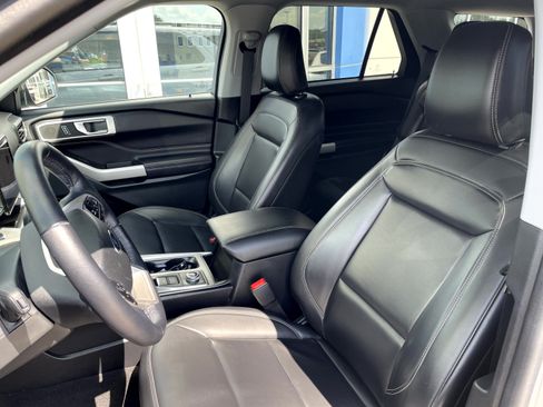 Used 2021 Ford Explorer XLT w/ Equipment Group 202A AWD/4WD image 11