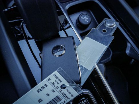 Used 2025 Volvo XC60 B5 Plus image 31