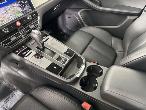 Certified 2026 Porsche Macan AWD/4WD image 32