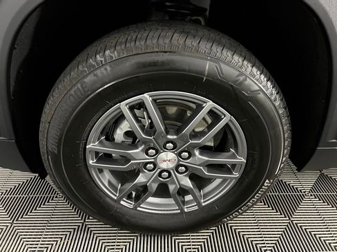 Used 2025 GMC Acadia Elevation image 11