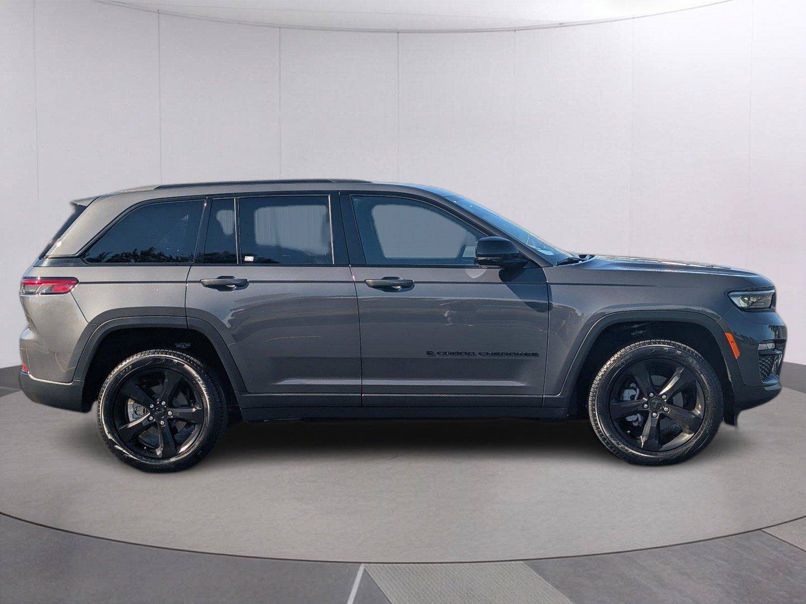 Used 2025 Jeep Grand Cherokee Limited w/ Black Appearance Package AWD/4WD image 6