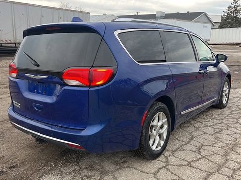 Used 2019 Chrysler Pacifica Touring-L Plus image 3