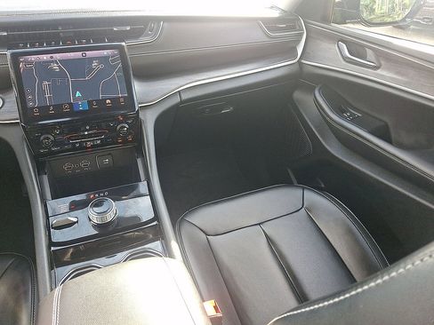 Certified 2023 Jeep Grand Cherokee Limited AWD/4WD image 11