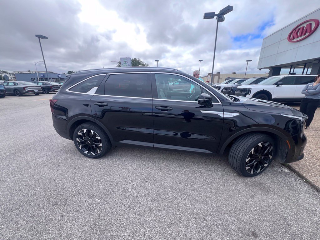 Certified 2025 Kia Sorento EX FWD image 4