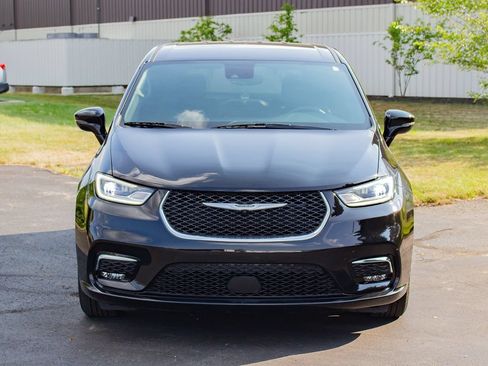 Used 2025 Chrysler Pacifica Select FWD image 2