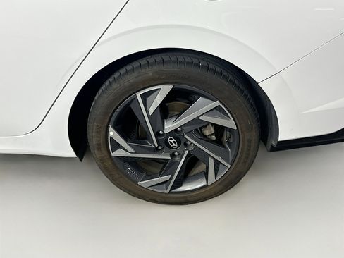 Used 2025 Hyundai Elantra SEL image 11