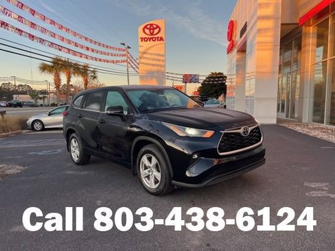 Used 2024 Toyota Highlander LE FWD image 1