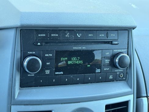 Used 2009 Chrysler Town & Country Touring image 5