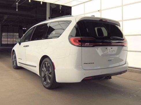 Used 2024 Chrysler Pacifica Touring-L w/ Road Tripper Package FWD image 8