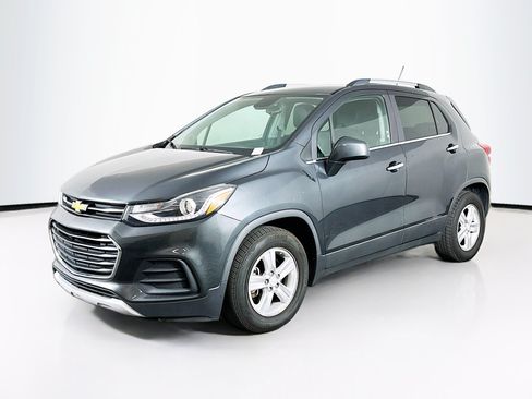 Used 2017 Chevrolet Trax LT w/ LT Convenience Package FWD image 3