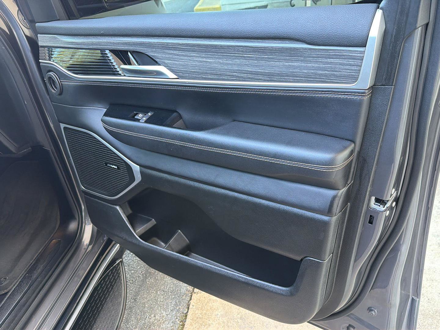 Used 2024 Jeep Wagoneer Series II w/ Flexible Seating Group RWD image 16