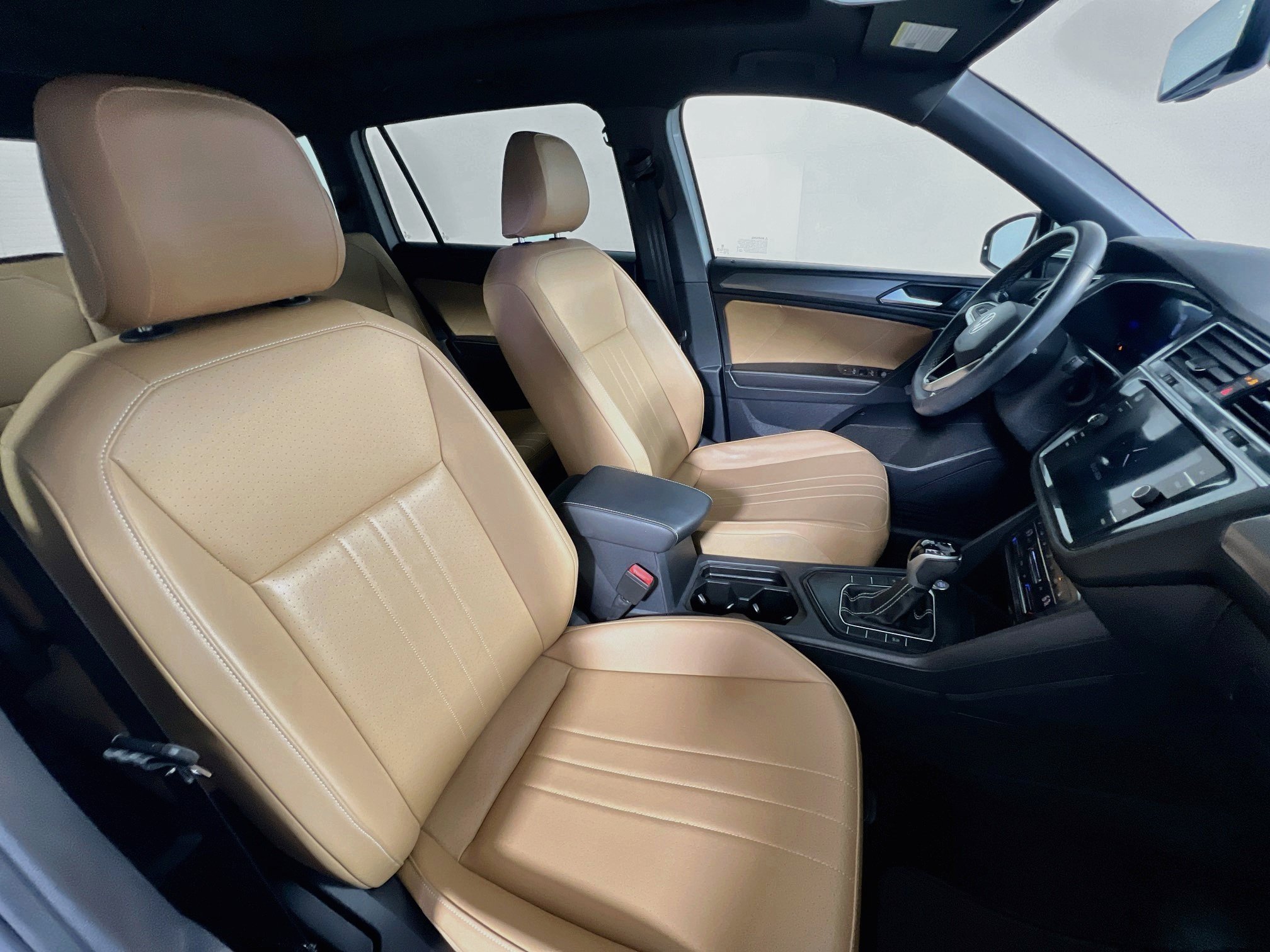 Used 2023 Volkswagen Tiguan SE w/ Panoramic Sunroof Package FWD image 30