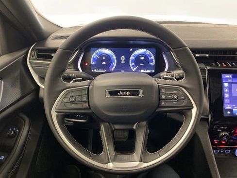 New 2025 Jeep Grand Cherokee Laredo w/ Luxury Tech Group I image 18