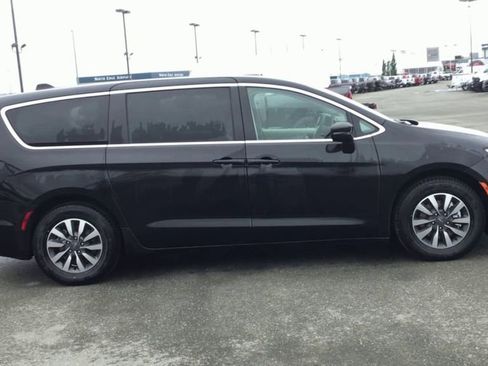 Used 2024 Chrysler Pacifica Select image 9