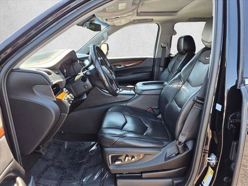 Used 2019 Cadillac Escalade Luxury AWD/4WD image 10