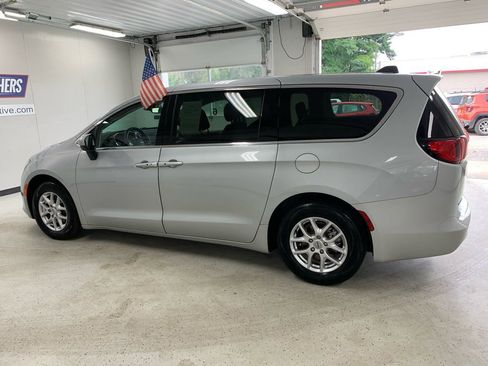 Used 2023 Chrysler Voyager LX image 3