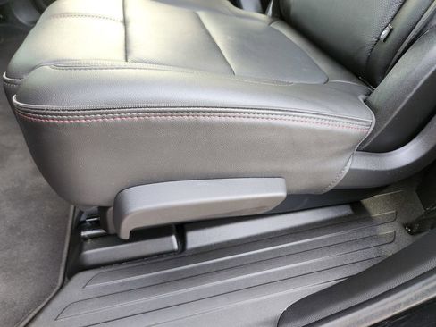 Used 2023 Chevrolet Traverse RS image 34