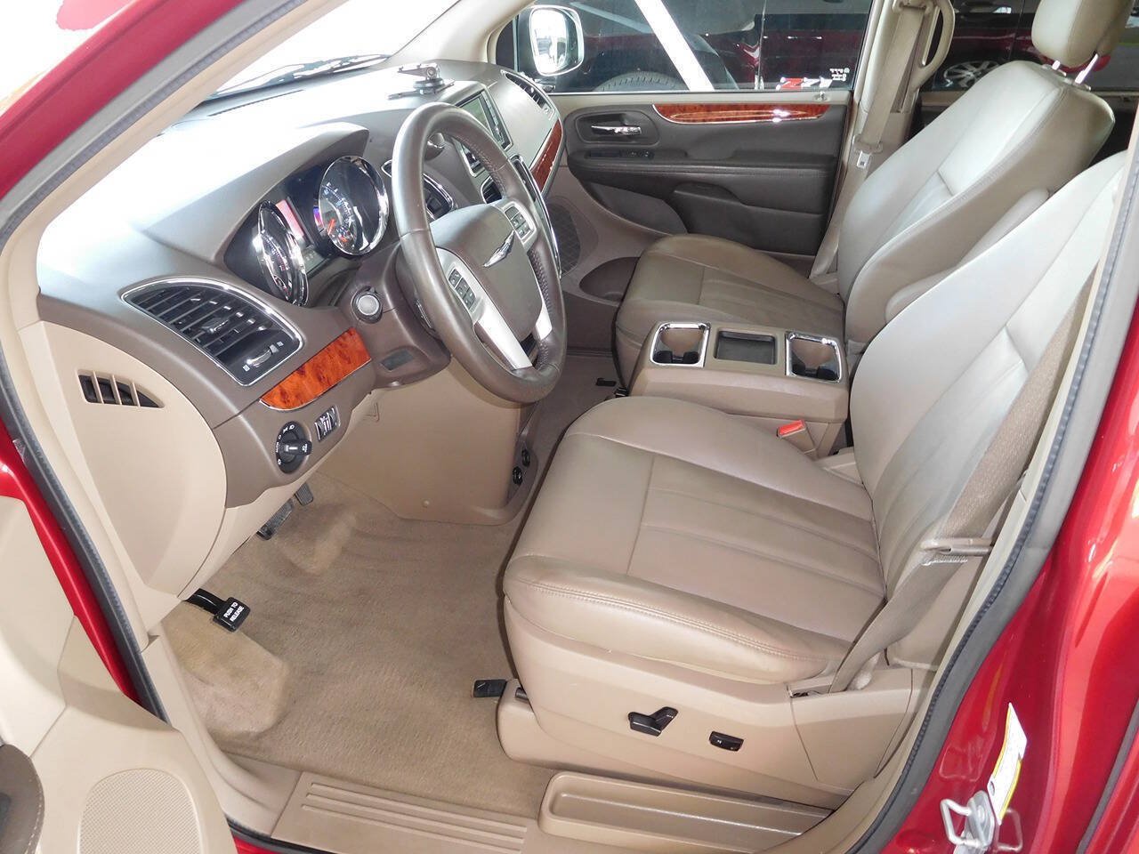 Used 2016 Chrysler Town & Country Touring w/ Driver Convenience Group FWD image 11