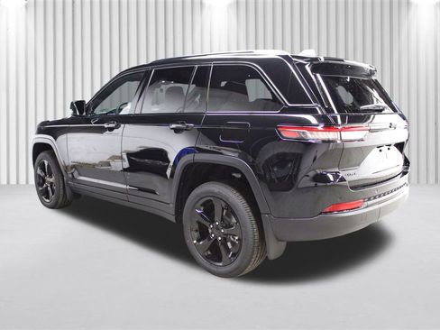 New 2025 Jeep Grand Cherokee Laredo image 5