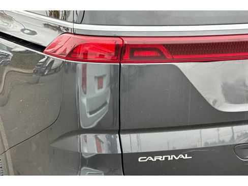 Used 2024 Kia Carnival LX image 28